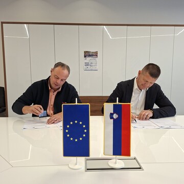 Mitja Mlačnik in Matija Čakš med podpisom pogodbe. 